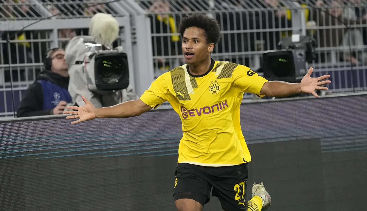 Penyerang Borussia Dortmund, Karim Adeyemi melakukan selebrasi usai mencetak gol ke gawang Chelsea selama pertandingan leg pertama babak 16 besar Liga Champions di Signal Iduna Park, Jeramn, Kamis (16/2/2023). Dortmund menang atas Chelsea dengan skor tipis 1-0. (AP Photo/Martin Meissner)