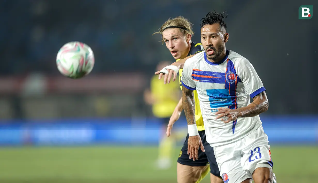 <p>Kevin Deeromram mencoba mengejar bola dan dibayangin oleh pemain&nbsp;Oxford United pada final Piala Presiden 2025&nbsp;di Stadion Si Jalak Harupat, Kabupaten Bandung, pada Minggu (13/7/2025) malam WIB. (Bola.com/Bagaskara Lazuardi)</p>