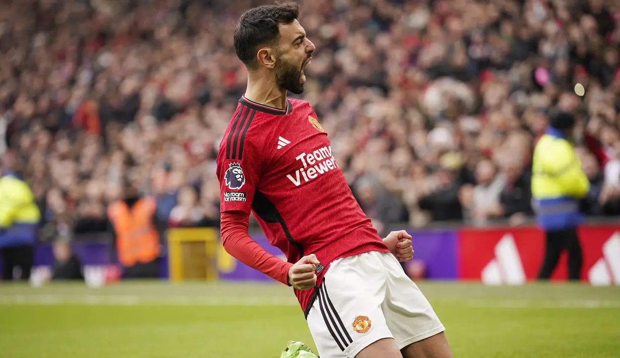 Selebrasi kapten tim Manchester United, Bruno Fernandes setelah mencetak gol pertama timnya lewat eksekusi penalti ke gawang Everton pada laga pekan ke-28 Premier League 2023/2024 di Old Trafford Stadium, Manchester, Sabtu (9/3/2024). (AP Photo/Dave Thompson)