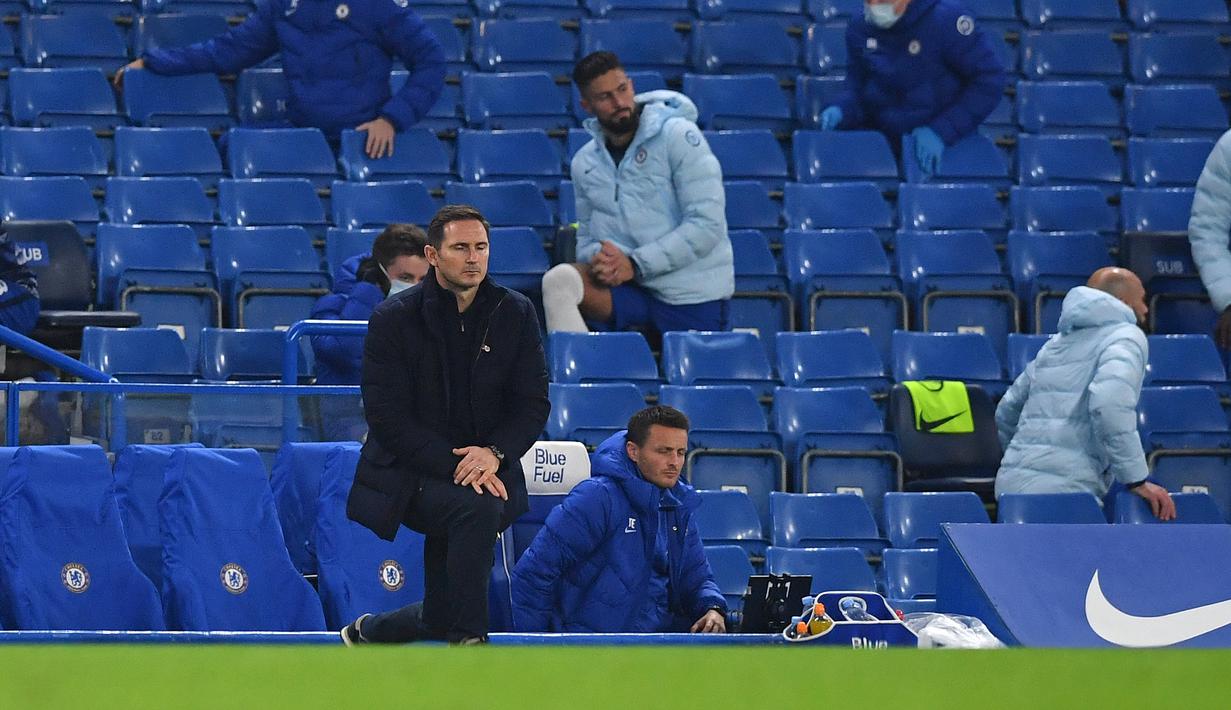 Manajer tim Chelsea, Frank Lampard, berlutut sebagai dukungan kampanye gerakan Black Lives Matter, sebelum laga lanjutan Liga Inggris 2020/21 antara Chelsea dan Sheffield United di Stamford Bridge, London, Sabtu (7/11/2020). (AFP/Ben Stansall/Pool)