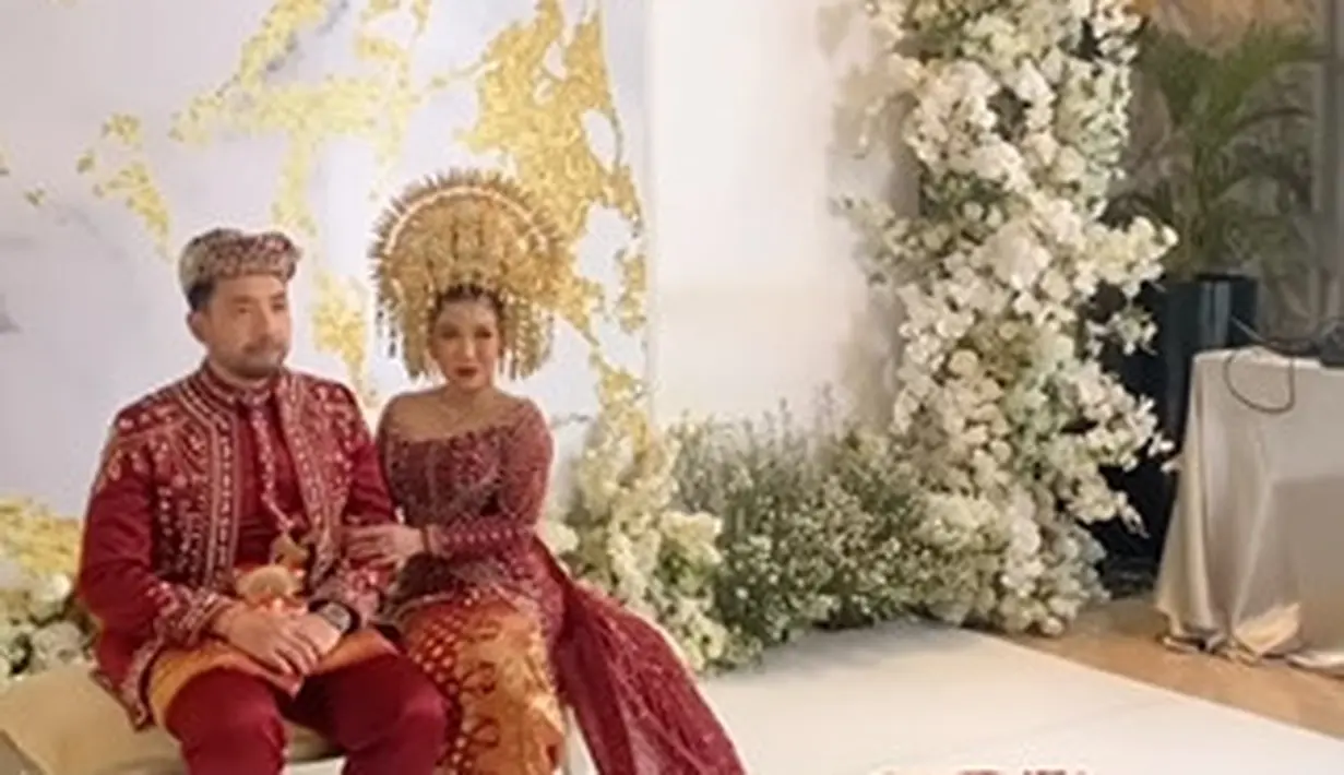 Bawahan songket disambung dengan train panjang sehingga menghasilkan look yang elegan [instagram/kikysaputri]