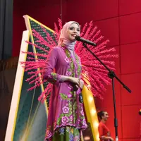 Tak hanya membanggakan dari segi prestasi, Isabel juga tampil memukau lewat balutan kebaya dan wastra tradisional yang ia kenakan di berbagai kesempatan selama kompetisi. [@isabel.azhari].