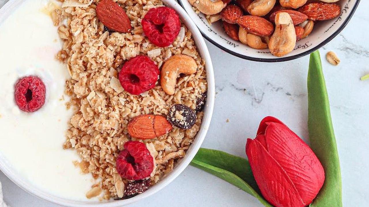 Bagi yang sedang menjalankan diet, makan buah dan sayur yang dikukus atau direbus mungkin sudah sangat membosankan. Alternatif yang bisa dipilih adalah dengan membuat smoothies bowl.