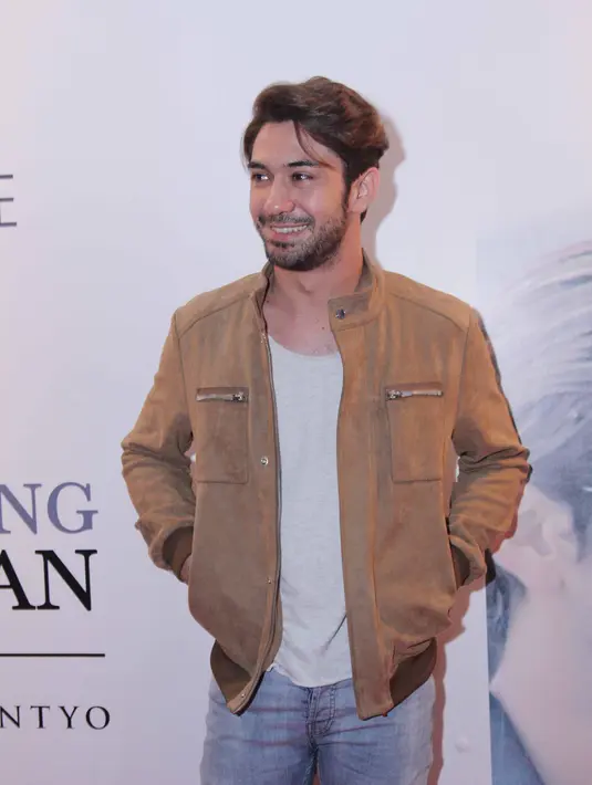 Reza bercerita soal peran barunya di film garapan sutradara Hanung Bramantyo, ia menjadi seorang dokter spesialis kanker dan akan bermain bersama aktor dan aktris lainnya seperti Raline Shah, Laudya Cynthia Bella, dan Fedi Nuril. (Nurwahyunan/Bintang.com)
