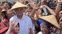 Ganjar Pranowo&nbsp;kenalkan program pemutihan hutang&nbsp;kepada petanj di Selepan wilalung, Jalan Gedangalas, Kabupaten Demak, Jawa Tengah pada Selasa (2/1/2024). (Foto:Liputan6/&nbsp;Ady Anugrahadi)