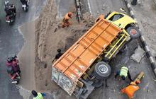 Truk Pembawa Pasir Terguling di Jalan Gatot Subroto Tebet karena Sopir Ngantuk, Lalu Lintas Macet