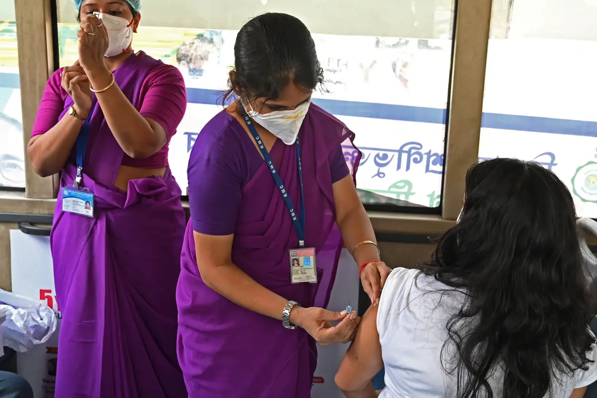 Pekerja di India Jalani Vaksinasi Corona Dalam Bus Penumpang