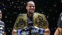 Regian Eersel sukses merebut kembali gelar kickboxing miliknya dalam ONE Fight Night 25 yang digelar di Lumpinee Stadium, Bangkok&nbsp;pada Sabtu (5/10/2024). (Dok. ONE Championship)