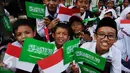Pelajar SD bersiap menyambut kedatangan Raja Arab Saudi, Salman bin Abdulaziz di sekitar Istana Bogor, Rabu (1/3). Rencananya sekitar 50.000 pelajar akan berjajar untuk menyambut kedatangan Raja Arab dan Presiden Jokowi. (Liputan6.com/Helmi Fithriansyah)