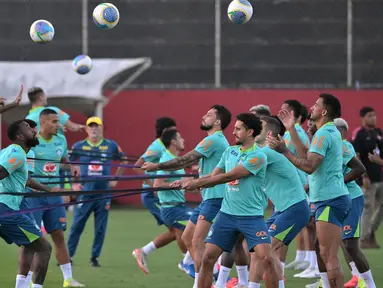 Para pesepakbola yang tergabung dalam tim nasional Brasil mengambil bagian dalam sesi latihan di stadion Manuel Barradas di Salvador, Negara Bagian Bahia, Brasil, pada 17 November 2024. (Nelson ALMEIDA/AFP)