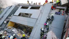 Tim penyelamat mengevakuasi sejumlah korban di gedung apertemen yang runtuh akibat gempa 6,4 SR  di Tainan, (6/2). Menurut data meteorologi gempa terjadi pada kedalaman 16,7 kilometer di bawah permukaan laut. (REUTERS/Stringer)