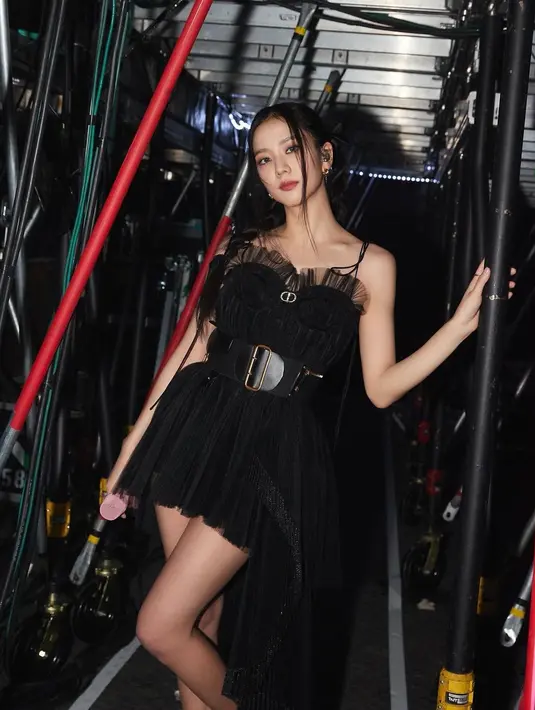 <p>Pada kesempatan ini Jisoo kenakan koleksi She Fall/Winter 22 &amp; Cruise 23 collections. [Foto: @sooyaaa__]</p>