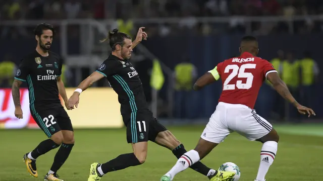 Winger Real Madrid, Gareth Bale (tengah), coba melewati bek Manchester United (MU), Antonio Valencia, pada laga Piala Super Eropa 2017 di Philip II Arena, Rabu (9/8/2017) dini hari WIB. 