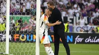Pelatih Timnas Jerman,&nbsp;Julian Nagelsmann, menghibur Joshua Kimmich setelah timnya takluk 1-2 dari Timnas Spanyol pada perempat final Euro 2024 di&nbsp;Stuttgart Arena,&nbsp;Stuttgart, Jumat (5/7/2024) malam WIB.&nbsp;(AP Photo/Matthias Schrader)