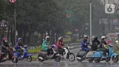 Pengendara sepeda motor menggunakan jas hujan saat berkendara di kawasan Bundaran HI, Jakarta, Minggu (24/1/2021). Badan Meteorologi Klimatologi dan Geofisika (BMKG) mencatat sebagian besar wilayah Indonesia telah memasuki masa puncak musim hujan. (Liputan6.com/Herman Zakharia)