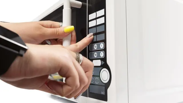 Memanaskan kembali nasi yang telah disimpan