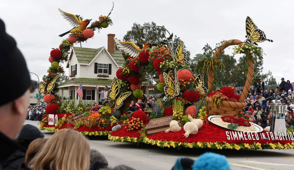 Mobil hias dari tim The RAGU Pasta Sauce berjudul "Simmered in Tradition" menjadi pemenang National Trophy pada parade mawar ke 128 di Pasadena, California, AS (2/1). (AP Photo/Michael Owen Baker)