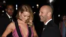 Model dan aktris Rosie Huntington-Whiteley bersama sang kekasih, aktor Jason Statham saat tiba menghadiri gala LACMA Art + Film di Los Angeles, California, Minggu (7/11). (AFP Photo/ Mark Ralston)