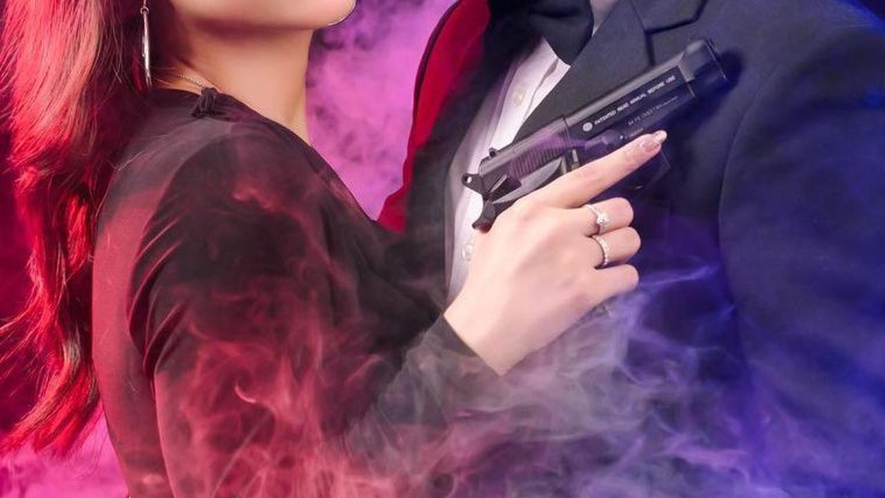 Dalam unggahan lainnya, Putri dan Azis juga kedapatan melakukan prewedding dengan tema James Bond atau 007.