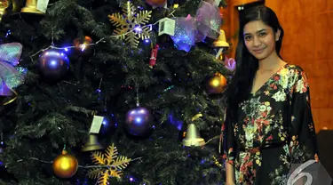 Mikha Tambayong saat ikut meramaikan acara Christmas Tree Lighting Ceremony di Intercontinental Hotel, Jakarta. Foto diambil pada Kamis (27/11/2014). (Liputan6.com/Panji Diksana)