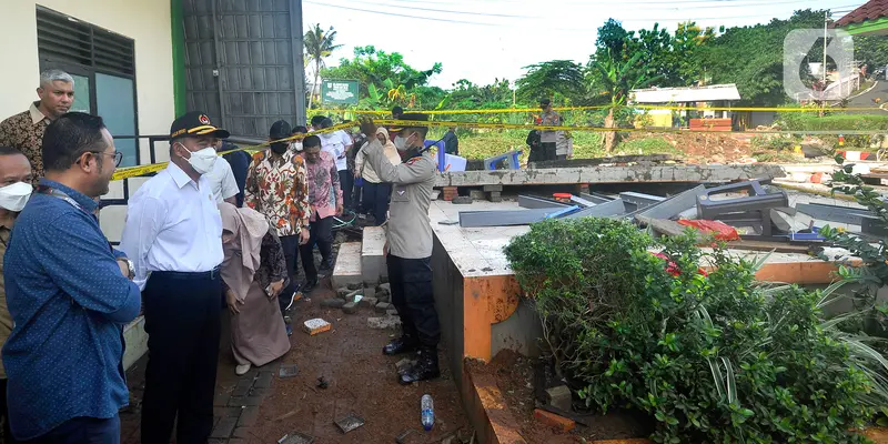 Menko PMK Muhadjir Effendy Tinjau Lokasi Tembok Roboh di MTSN 19 Jakarta