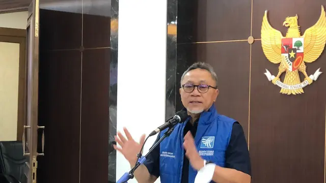 Menteri Perdagangan (Mendag) Zulkifli Hasan dalam konferensi pers Dampak Impor Pakaian Bekas Ilegal Terhadap UKM, di kantor Kementerian Koperasi dan UKM, Jakarta Selatan, Senin (27/3/2023).(Tira/Liputan6.com)