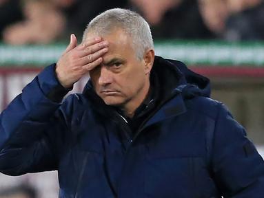 Pelatih, Tottenham, Jose Mourinho, memberikan isyarat kepada pemainnya dengan cara menyentuh kening saat pertandingan Tottenham melawan Burnley di laga Premier League (7/3/2020) lalu. (AFP/Lindsey Parnaby)