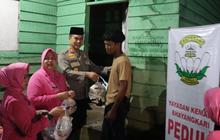 Polres Kampar Bagikan Makanan Sahur untuk Warga Korban Banjir di Tanjung Rambutan