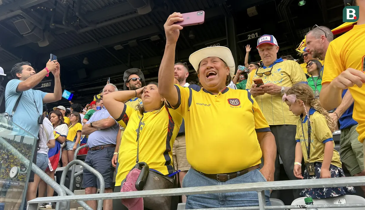 Seorang suporter Ekuador berswafoto di tribune MetLife Stadium, New York, New Jersey, AS, saat laga fase grup Piala Dunia 2026 melawan Jerman, Kamis (25/6/2026). Atmosfer meriah di dalam stadion dimanfaatkan para pendukung untuk mengabadikan momen sembari memberikan dukungan penuh kepada tim kebanggaan mereka. (KLY Sports/Hery Kurniawan)