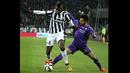 Pemain tengah Fiorentina, Mohamed Salah (kanan) berebut bola dengan Paul Pogba pada leg pertama Semifinal Coppa Italia di stadion Juventus, Turin, Italia (5/3/2015).  Fiorentina Menang 2-1 atas Juventus. (AFP PHOTO//Marco Bertorello)