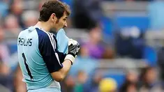 Reaksi kekecewaan dari penjaga gawang dan kapten Real Madrid Iker Casillas setelah dikalahkan Real Zaragoza 2-3 di Santiago Bernabeu dalam partai La Liga, 30 April 2011.AFP PHOTO/DANI POZO