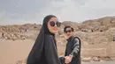 Dalam foto unggahan terbaru, terlihat Rey dan Dinda tampil kompak mengenakan busana berwarna hitam. (Instagram/dindahw).