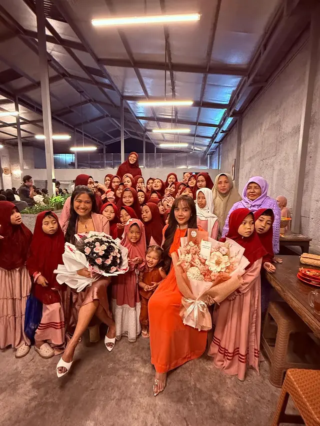 Desainer Rimigy Rihasalay dan sahabatnya, Laurie Viel, merayakan ulang tahun dengan acara santunan anak yatim dan buka puasa bersama di Bandung.