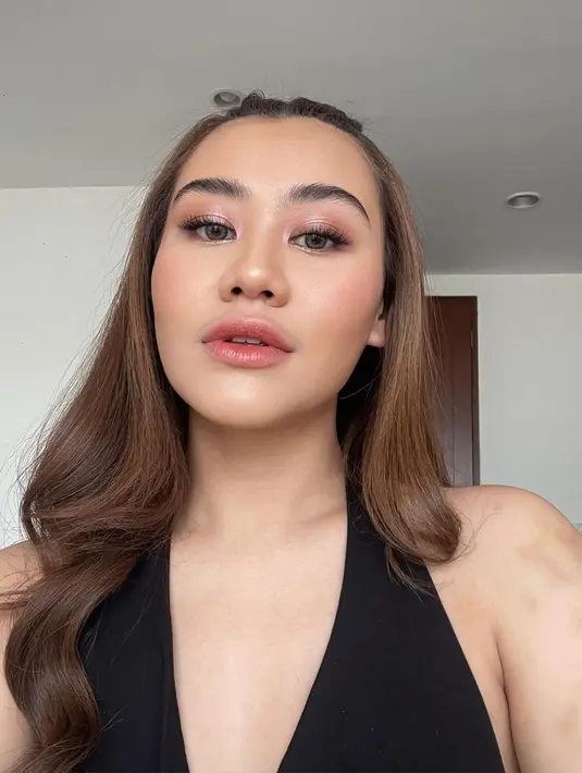 Lihat lebih dekat potret Aaliyah Massaid dirias flawless dengan nuansa merah muda. [Foto: Instagram/aaliyah.massaid]