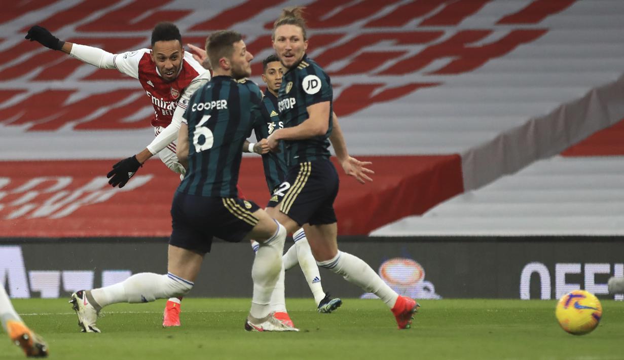 Striker Arsenal, Pierre-Emerick Aubameyang (kiri) melepaskan tendangan yang berbuah gol pertama timnya ke gawang Leeds United dalam laga lanjutan Liga Inggris 2020/21 pekan ke-24 di Emirates Stadium, London, Minggu (14/2/2021). Arsenal menang 4-2 atas Leeds United. (AP/Adam Davy/Pool)