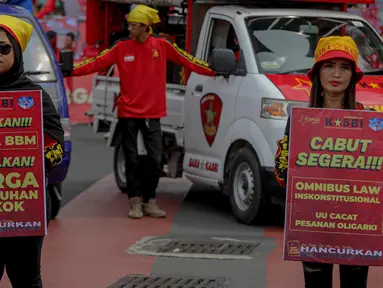 Massa buruh yang tergabung dalam Gerakan Buruh Bersama Rakyat (GEBRAK) menggelar demo di kawasan di Patung Kuda, Jakarta Pusat, Kamis (20/10/2022). Mereka menuntut harga bahan bakar minyak (BBM) diturunkan hingga mendesak pemerintah mencabut UU Cipta Kerja (Ciptaker). (Liputan6.com/Faizal Fanani)