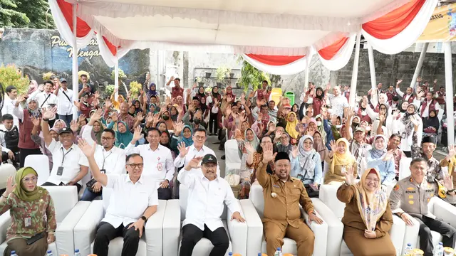 Gus Ipul Bagikan CKG Kado Ulang Tahun dari Prabowo kepada 55 Lansia di Gresik
