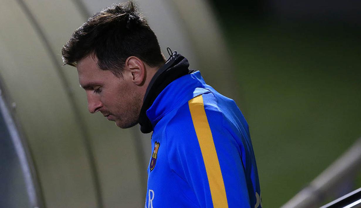 Penyerang Barcelona asal Argentina, Lionel Messi tiba untuk menjalani latihan perdana di tahun 2016 bersama Barcelona. (AFP/Pau Barrena)