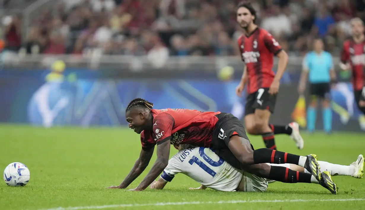 Pemain AC Milan, Rafael Leao, berebut bola dengan pemain Lazio, Luis Alberto, pada giornata ketujuh Serie A 2023/2024 di Stadion San Siro, Mingggu (1/10/2023). Berkat kemenangan ini, AC Milan memuncaki sementara klasemen Serie A dengan raihan 18 poin. Sementara Lazio harus puas tertahan di peringkat 14. (AP Photo/Luca Bruno)
