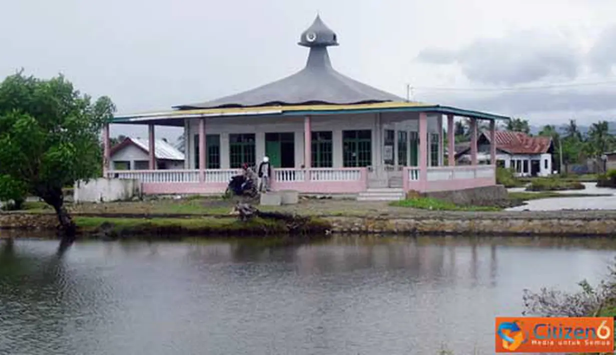 Citizen6, Sulawesi: Mesjid yang terletak di Jalan Sungai Tangka, Kabupaten Sinjai, Sulawesi Selatan memiliki bentuk menara yang tak lazim dilihat pada mesjid mana pun. (Pengirim: Syarief)