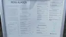 Daftar menu makanan yang disajikan di CR7 Corner Restaurant and Bar. Cristiano Ronaldo membangun bisnis pariwisata itu di kota kelahirannya Funchal.  (Bola.com/Reza Khomaini)