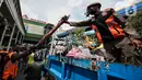 Aparat gabungan mengangkut dagangan pedagang yang berjualan di trotoar di kawasan Tanah Abang, Jakarta, Minggu (2/5/2021). Selain merazia barang dagangan pedagang, aparat gabungan juga menegur warga yang tidak menerapkan protokol kesehatan. (Liputan6.com/Johan Tallo)