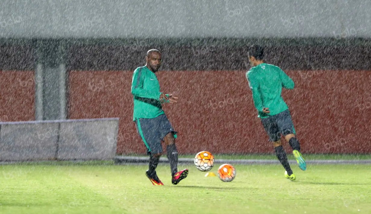 Boaz Solossa tengah berlatih saat hujan deras di Stadion Maguwoharjo, Sleman, Sabtu (08/10/2016). (Bola.com/Nicklas Hanoatubun)