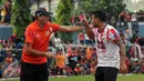 Pelatih Paulo Camargo (kiri) memberi arahan pada penyerang Persija asal Brasil, Rafael Dos Santos Lima saat laga uji coba melawan Barito Putera di Stadion Bea Cukai, Jakarta, Selasa (5/4/2016). Laga berakhir imbang 2-2. (Liputan6.com/Helmi Fithriansyah)