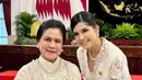 Potret Annisa Pohan bersama Ibu Negara Iriana Jokowi. Keduanya tampil ayu elegan dengan busana khas Indonesia. Annisa Pohan memadukan atasan kebaya modern berwarna dasar putih dengan kain wastra keunguan. [Foto: Instagram/annisayudhoyono]