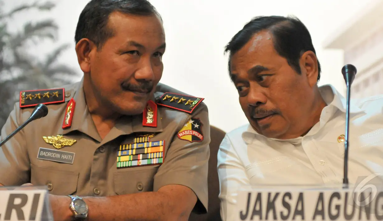 Jaksa Agung Prasetyo (kanan) berbincang dengan Kapolri Jenderal Pol. Badrodin Haiti (kiri) di sela-sela keterangan pers usai mengikuti rapat koordinasi terkait HAM di Gedung Kejaksaan Agung, Jakarta, Kamis (21/5/2015).  (Liputan6.com/Andrian M Tunay)