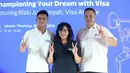 Lifter Indonesia yang lolos ke Olimpiade Paris 2024 dan terpilih menjadi bagian Tim Visa, Rizki Juniansyah (kiri) berpose bersama Country Manager Visa Indonesia, Vira Widiyasari (tengah) dan Head of Strategy and Business Planning Visa Indonesia, Handikin Setiawan saat acara konferensi pers di The Residence OnFive, Grand Hyatt, Jakarta, Kamis (16/5/2024). (Bola.com/Syahkist Afi)