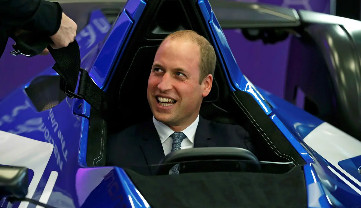 Tawa Pangeran William saat mencoba mobil balap BAC Mono selama kunjungannya ke Graphene Institute National University of Manchester di Manchester, Inggris (14/10). Mobil balap ini sebagian terbuat dari graphene. (REUTERS/Phil Noble)