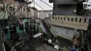 Kondisi permukiman di Jalan Kebon Sayur, Bidara Cina yang rusak dan hangus usai dilalap api, Jakarta, Minggu (27/5).  Akibat musibah ini sejumlah warga luka-luka dan sekitar 220 jiwa kehilangan tempat tinggal. (Merdeka.com/Iqbal S Nugroho)