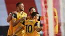 Pemain Wolverhampton Wanderers, Romain Saiss (kiri) berselebrasi dengan rekan setimnya usai mencetak gol ke gawang Sheffield United pada pertandingan Liga Inggris di stadion Bramall Lane, Inggris, Senin, (14/9/2020). Wolves menang 2-0 atas Sheffield United. (Peter Powell/Pool via AP)